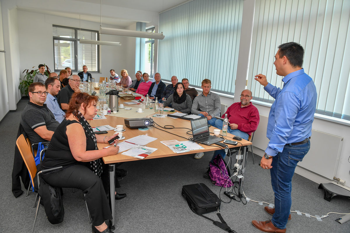 Workshop statt Vortrag oder Fachausstellung: Intensives Auseinandersetzen mit Google, den Möglichkeiten der Suchmaschinenoptimierung und Google Ads. Workshop statt Vortrag oder Fachausstellung: Intensives Auseinandersetzen mit Google, den Möglichkeiten der Suchmaschinenoptimierung und Google Ads.