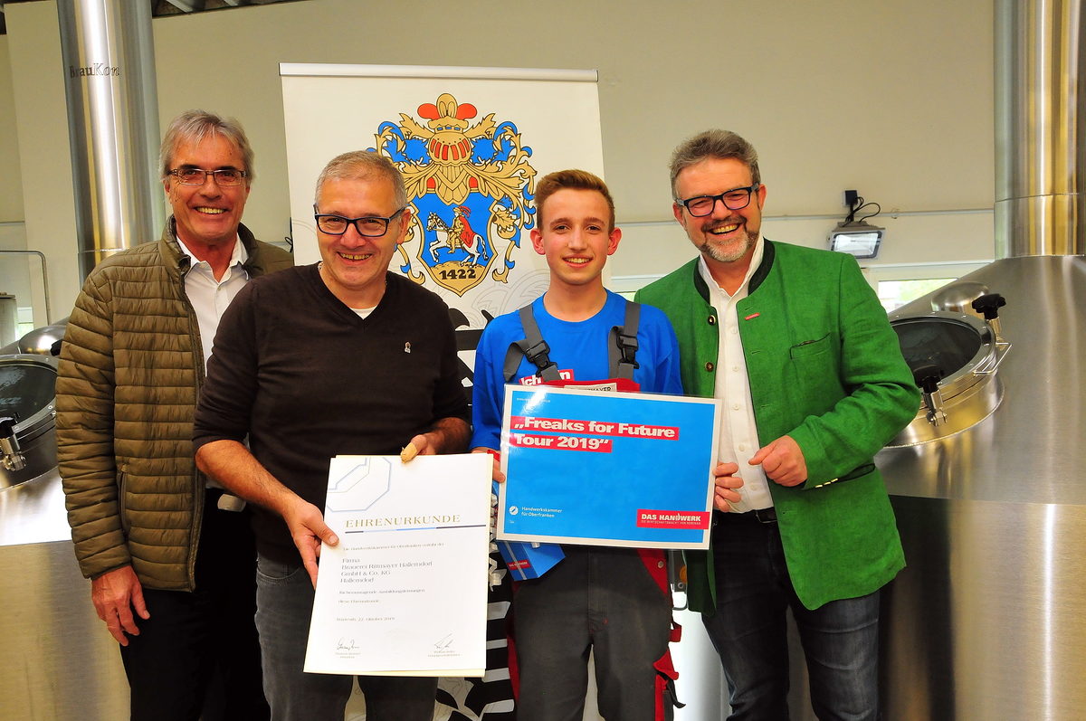 HWK-Geschäftsführer Dr. Bernd Sauer, Brauereichef Georg Rittmayer, Landessieger Elias Rittmayer und HWK-Präsident Thomas Zimmer (von links). HWK-Geschäftsführer Dr. Bernd Sauer, Brauereichef Georg Rittmayer, Landessieger Elias Rittmayer und HWK-Präsident Thomas Zimmer (von links).