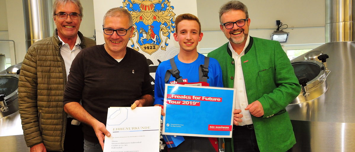 HWK-Geschäftsführer Dr. Bernd Sauer, Brauereichef Georg Rittmayer, Landessieger Elias Rittmayer und HWK-Präsident Thomas Zimmer (von links). HWK-Geschäftsführer Dr. Bernd Sauer, Brauereichef Georg Rittmayer, Landessieger Elias Rittmayer und HWK-Präsident Thomas Zimmer (von links).