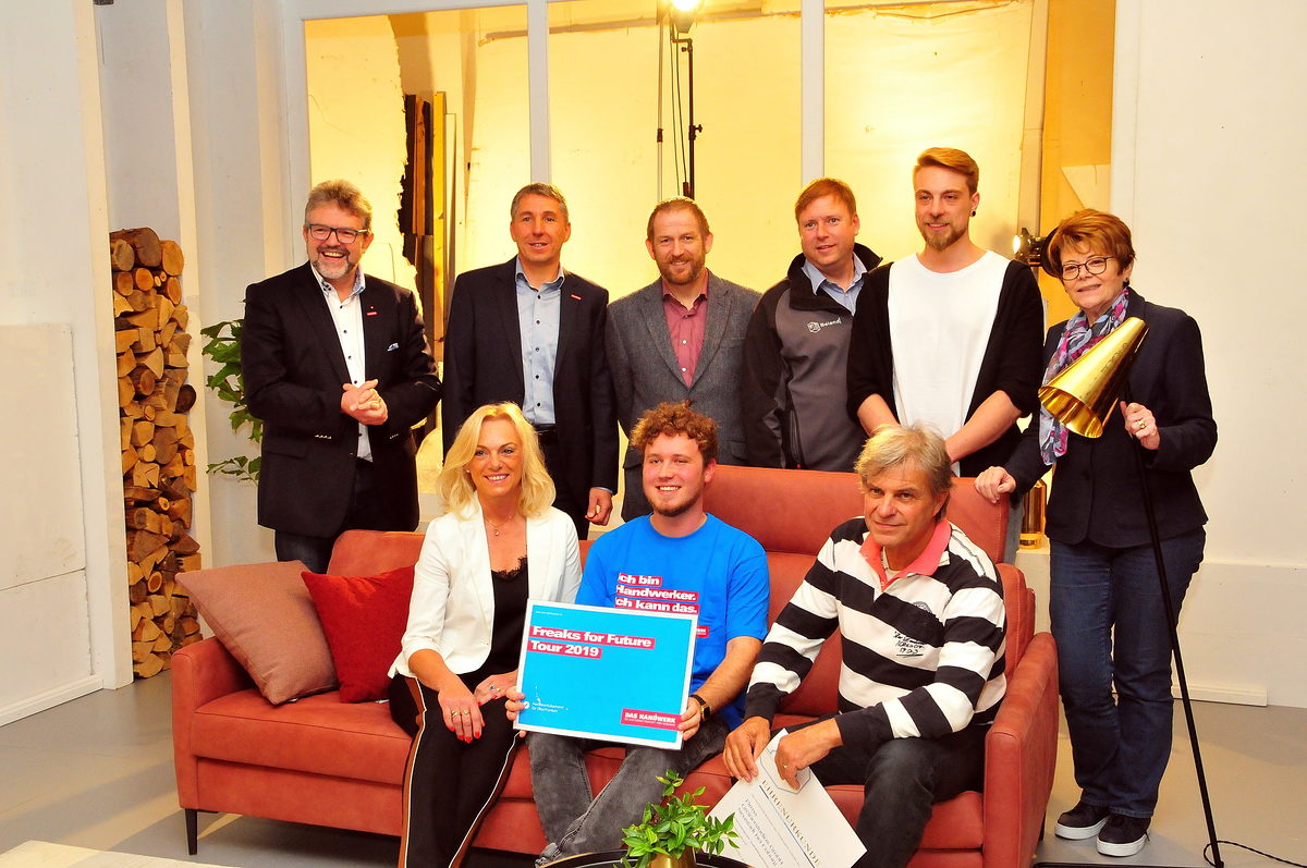 Ehre, wem Ehre gebührt: HWK-Präsident Thomas Zimmer, HWK-Geschäftsführer Rainer Beck, der stellvertretende Coburger Landrat Rainer Mattern, Kreishandwerksmeister Jens Beland, Junior Philip Greiner und Neustadts zweite Bürgermeisterin Elke Protzner (stehend von links), Brigitte Greiner (sitzend links), Geschäftsführer Arno Greiner (sitzend rechts) gratulierten Landessieger Johannes Heppner (sitzend, Mitte). Ehre, wem Ehre gebührt: HWK-Präsident Thomas Zimmer, HWK-Geschäftsführer Rainer Beck, der stellvertretende Coburger Landrat Rainer Mattern, Kreishandwerksmeister Jens Beland, Junior Philip Greiner und Neustadts zweite Bürgermeisterin Elke Protzner (stehend von links), Brigitte Greiner (sitzend links), Geschäftsführer Arno Greiner (sitzend rechts) gratulierten Landessieger Johannes Heppner (sitzend, Mitte).