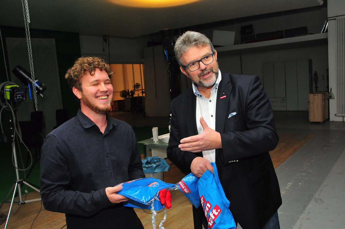 Hatten Spaß und verstanden sich: Johannes Heppner, bester Nachwuchsfotograf in Bayern, und HWK-Präsident Thomas Zimmer. Hatten Spaß und verstanden sich: Johannes Heppner, bester Nachwuchsfotograf in Bayern, und HWK-Präsident Thomas Zimmer.