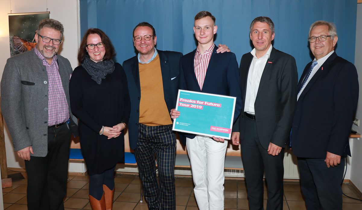 Er kann auf seine Leistung stolz sein. Maximilian Christ ist Bayerns beste Bestattungsfachkraft. Dazu gratulierten von links HWK-Präsident Thomas Zimmer, die Eltern Gudrun und Alexander F. Christ, HWK-Geschäftsführer Rainer Beck sowie der Bayreuther Kreishandwerksmeister Peter Engelbrecht. Er kann auf seine Leistung stolz sein. Maximilian Christ ist Bayerns beste Bestattungsfachkraft. Dazu gratulierten von links HWK-Präsident Thomas Zimmer, die Eltern Gudrun und Alexander F. Christ, HWK-Geschäftsführer Rainer Beck sowie der Bayreuther Kreishandwerksmeister Peter Engelbrecht.
