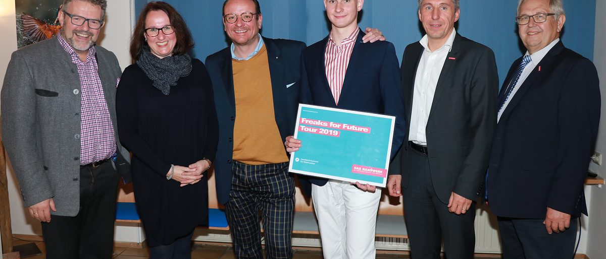 Er kann auf seine Leistung stolz sein. Maximilian Christ ist Bayerns beste Bestattungsfachkraft. Dazu gratulierten von links HWK-Präsident Thomas Zimmer, die Eltern Gudrun und Alexander F. Christ, HWK-Geschäftsführer Rainer Beck sowie der Bayreuther Kreishandwerksmeister Peter Engelbrecht. Er kann auf seine Leistung stolz sein. Maximilian Christ ist Bayerns beste Bestattungsfachkraft. Dazu gratulierten von links HWK-Präsident Thomas Zimmer, die Eltern Gudrun und Alexander F. Christ, HWK-Geschäftsführer Rainer Beck sowie der Bayreuther Kreishandwerksmeister Peter Engelbrecht.