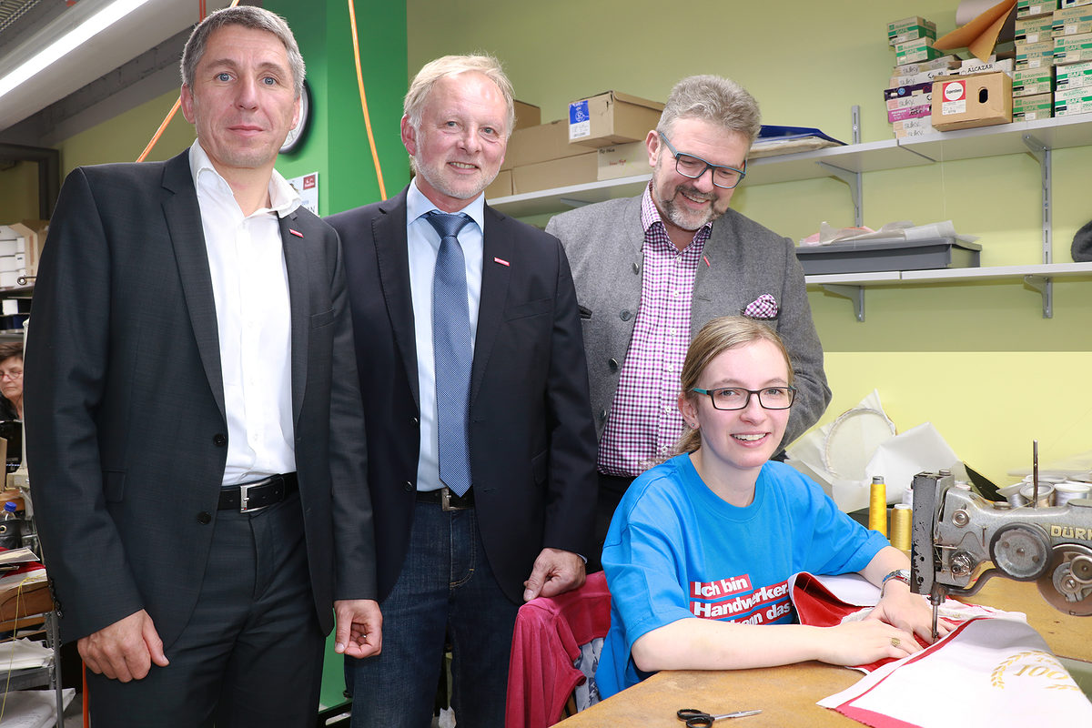 "Am liebsten arbeite ich an der Plattenstichmaschine" - Landessiegerin Lisa Kraus aus Presseck zusammen mit dem HWK-Präsidenten Thomas Zimmer, dem Kulmbacher Kreishandwerksmeister Günther Stenglein und HWK-Geschäftsführer Rainer Beck (von rechts). "Am liebsten arbeite ich an der Plattenstichmaschine" - Landessiegerin Lisa Kraus aus Presseck zusammen mit dem HWK-Präsidenten Thomas Zimmer, dem Kulmbacher Kreishandwerksmeister Günther Stenglein und HWK-Geschäftsführer Rainer Beck (von rechts).