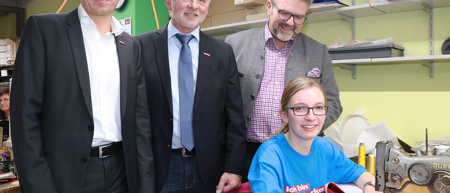"Am liebsten arbeite ich an der Plattenstichmaschine" - Landessiegerin Lisa Kraus aus Presseck zusammen mit dem HWK-Präsidenten Thomas Zimmer, dem Kulmbacher Kreishandwerksmeister Günther Stenglein und HWK-Geschäftsführer Rainer Beck (von rechts). "Am liebsten arbeite ich an der Plattenstichmaschine" - Landessiegerin Lisa Kraus aus Presseck zusammen mit dem HWK-Präsidenten Thomas Zimmer, dem Kulmbacher Kreishandwerksmeister Günther Stenglein und HWK-Geschäftsführer Rainer Beck (von rechts).
