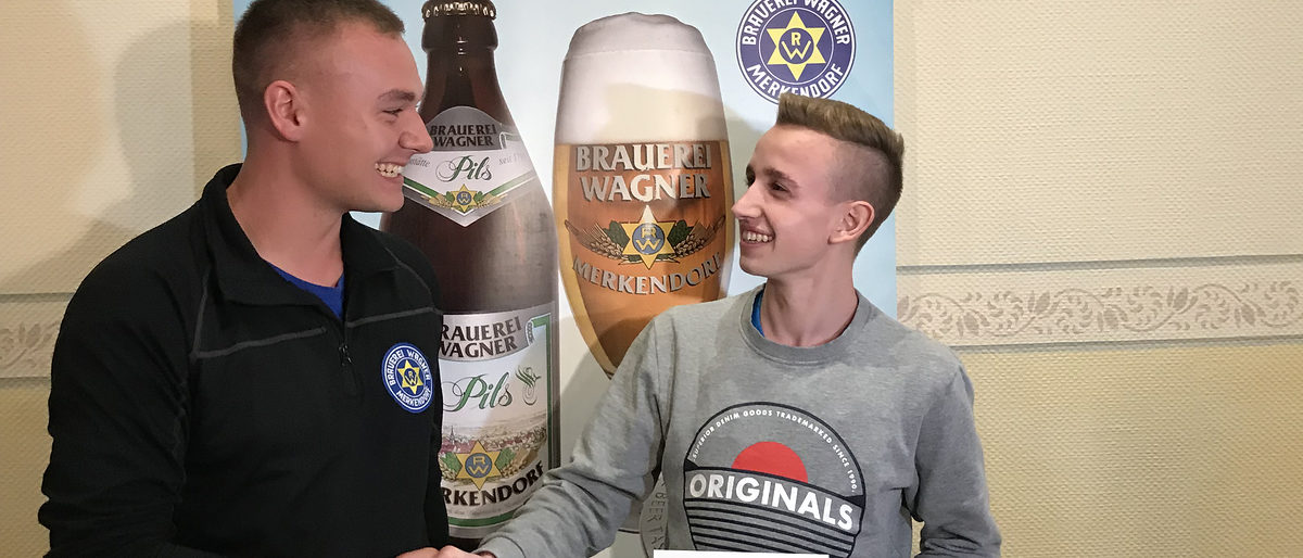 Zwei, die sich verstehen und die Krone des Bierbrauens für Franken erobert haben: Sebastian Dippold, bester Jungbrauer Deutschlands 2018, und sein Nachfolger "im Amt", Elias Rittmayer, der den Bundeswettbewerb 2019 gewann. Zwei, die sich verstehen und die Krone des Bierbrauens für Franken erobert haben: Sebastian Dippold, bester Jungbrauer Deutschlands 2018, und sein Nachfolger "im Amt", Elias Rittmayer, der den Bundeswettbewerb 2019 gewann.