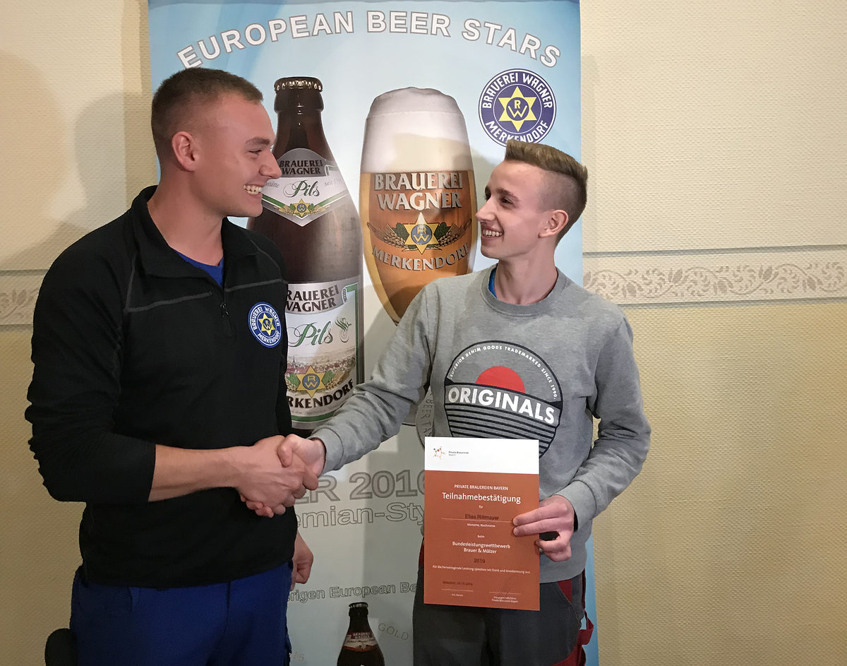 Zwei, die sich verstehen und die Krone des Bierbrauens für Franken erobert haben: Sebastian Dippold, bester Jungbrauer Deutschlands 2018, und sein Nachfolger "im Amt", Elias Rittmayer, der den Bundeswettbewerb 2019 gewann. Zwei, die sich verstehen und die Krone des Bierbrauens für Franken erobert haben: Sebastian Dippold, bester Jungbrauer Deutschlands 2018, und sein Nachfolger "im Amt", Elias Rittmayer, der den Bundeswettbewerb 2019 gewann.