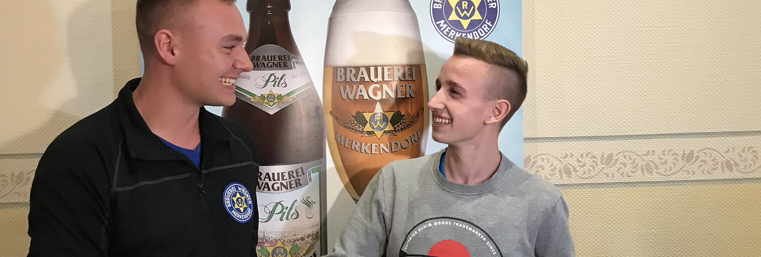 Zwei, die sich verstehen und die Krone des Bierbrauens für Franken erobert haben: Sebastian Dippold, bester Jungbrauer Deutschlands 2018, und sein Nachfolger "im Amt", Elias Rittmayer, der den Bundeswettbewerb 2019 gewann. 