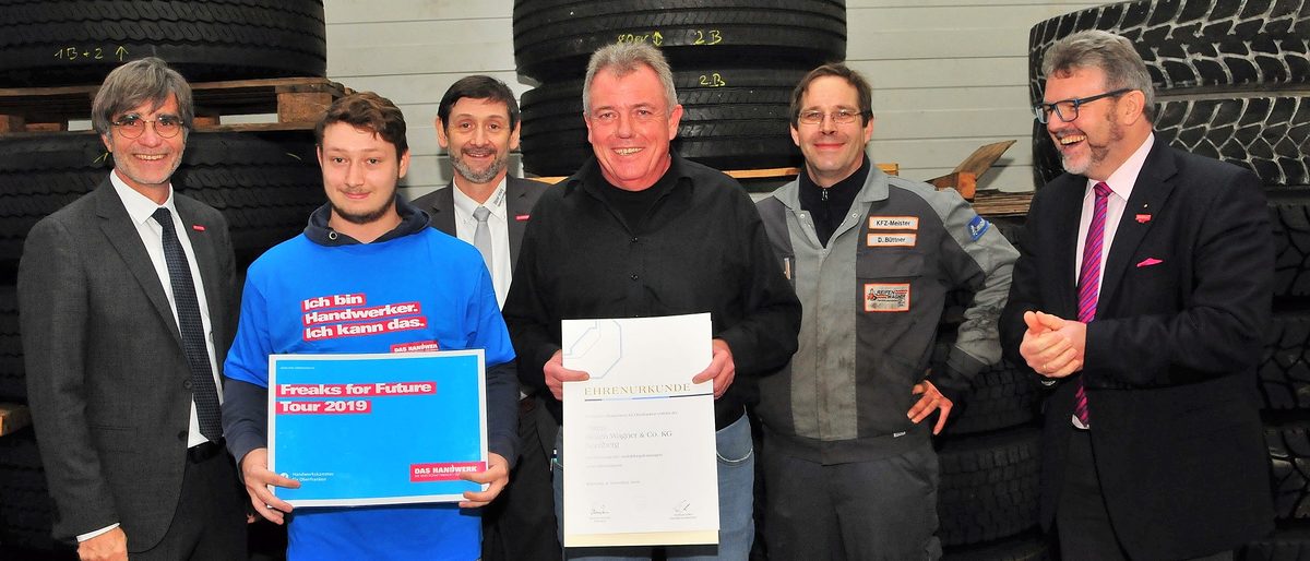 Gratulation im Reifenlager (von links): HWK-Hauptgeschäftsführer Thomas Koller, Landessieger Günther Fuchs, der stellvertretende Bamberger Kreishandwerksmeister Alfred Seel, Filialleiter Frank Finnemann, Ausbilder Daniel Büttner und HWK-Präsident Thomas Zimmer. Gratulation im Reifenlager (von links): HWK-Hauptgeschäftsführer Thomas Koller, Landessieger Günther Fuchs, der stellvertretende Bamberger Kreishandwerksmeister Alfred Seel, Filialleiter Frank Finnemann, Ausbilder Daniel Büttner und HWK-Präsident Thomas Zimmer.