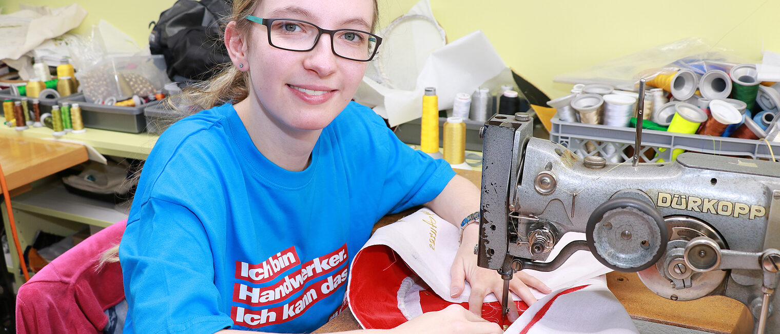 "Am liebsten arbeite ich an der Plattenstichmaschine" - Bundessiegerin Lisa Kraus aus Presseck.