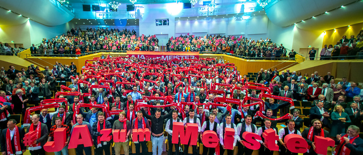 366 junge Handwerkerinnen und Handwerker feiern sich und ihren Meisterbrief, den sie bei der Meisterfeier 2019 der HWK für Oberfranken überreicht bekommen haben. HWK