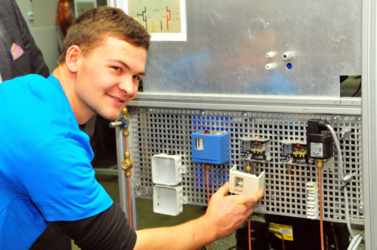 Er hat das Gespür für Material und Werkzeug ¿ Nicolas Krahl ist Bayerns bester Mechatroniker für Kältetechnik. Er hat das Gespür für Material und Werkzeug ¿ Nicolas Krahl ist Bayerns bester Mechatroniker für Kältetechnik.