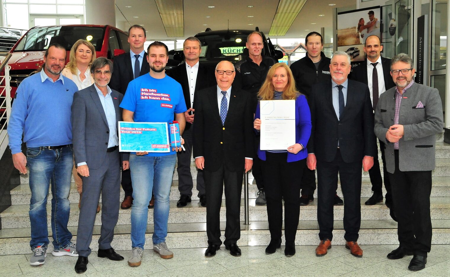 Großer Bahnhof im Autohaus Bender in Coburg. Alle gratulierten Marius Rühmer zum Landessieg. Von links die Eltern Heinz und Silke Rühmer, HWK-Hauptgeschäftsführer Thomas Koller, Prokurist Frank Weschenfelder, Marius Rühmer, Prokurist Ralf Wank, Seniorchef Heinrich G. Bender, Ausbildungsmeister Werner Winkler, Juniorchefin Heike-Ellen Bender, Werkstattmeister Christian Griebel, Oberbürgermeister Norbert Tessmer, Serviceleiter Michael Sedlak und HWK-Präsident Thomas Zimmer.