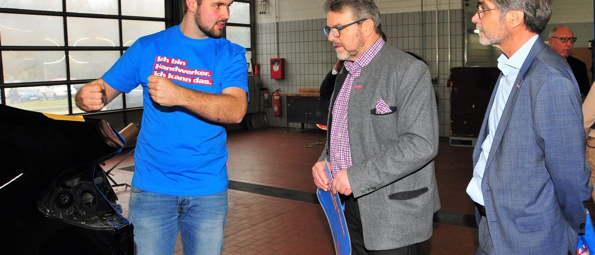 Sein Handwerk ist durchaus anspruchsvoll. Marius Rühmer erklärt HWK-Präsident Zimmer und HWK-Hauptgeschäftsführer Thomas Koller die Feinheiten. Sein Handwerk ist durchaus anspruchsvoll. Marius Rühmer erklärt HWK-Präsident Zimmer und HWK-Hauptgeschäftsführer Thomas Koller die Feinheiten.
