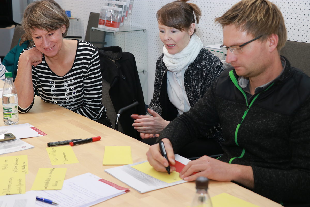 Viele verschiedene Formen der Gruppenarbeit zwangen die Teilnehmer dazu, sich intensiv mit dem erworbenen Wissen zu befassen. Viele verschiedene Formen der Gruppenarbeit zwangen die Teilnehmer dazu, sich intensiv mit dem erworbenen Wissen zu befassen.