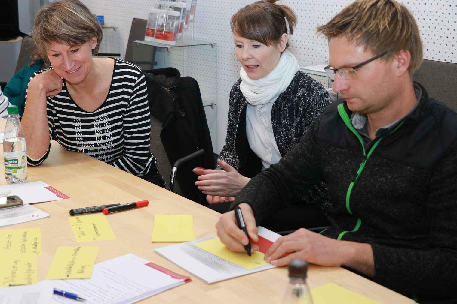 Viele verschiedene Formen der Gruppenarbeit zwangen die Teilnehmer dazu, sich intensiv mit dem erworbenen Wissen zu befassen. Viele verschiedene Formen der Gruppenarbeit zwangen die Teilnehmer dazu, sich intensiv mit dem erworbenen Wissen zu befassen.