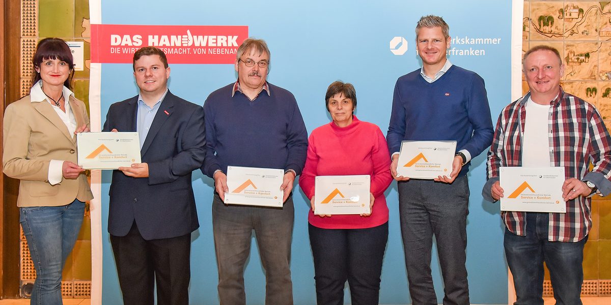 Die Leiterin des BTZ Bayreuth der HWK für Oberfranken, Alexandra Reuther, und der Leiter des Projekt ¿9 x selbstbestimmt Wohnen in Oberfranken¿ an der HWK, Alexander Hader, übergaben an Heribert Schmitt und Erika Peterssen (beide HS Hausmeisterdienste), Marco Kemnitzer (WEGGEL Haustechnik GmbH, Kemnitzer GmbH) und Volker Kiesling (VK Hausmeisterdienste) das Glassiegel ¿Generationenfreundlicher Betrieb für Service + Komfort¿ (von links). Die Leiterin des BTZ Bayreuth der HWK für Oberfranken, Alexandra Reuther, und der Leiter des Projekt ¿9 x selbstbestimmt Wohnen in Oberfranken¿ an der HWK, Alexander Hader, übergaben an Heribert Schmitt und Erika Peterssen (beide HS Hausmeisterdienste), Marco Kemnitzer (WEGGEL Haustechnik GmbH, Kemnitzer GmbH) und Volker Kiesling (VK Hausmeisterdienste) das Glassiegel ¿Generationenfreundlicher Betrieb für Service + Komfort¿ (von links).