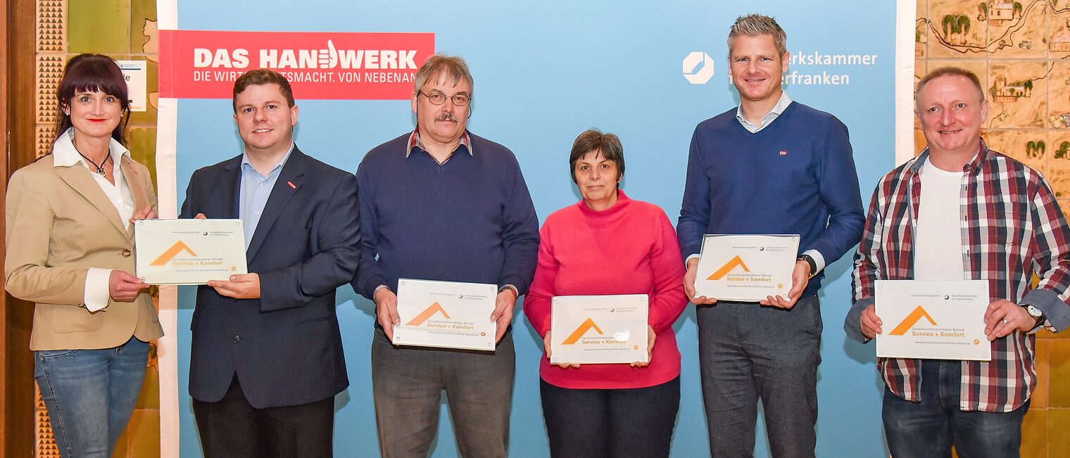 Die Leiterin des BTZ Bayreuth der HWK für Oberfranken, Alexandra Reuther, und der Leiter des Projekt "9 x selbstbestimmt Wohnen in Oberfranken" an der HWK, Alexander Hader, übergaben an Heribert Schmitt und Erika Peterssen (beide HS Hausmeisterdienste), Marco Kemnitzer (WEGGEL Haustechnik GmbH, Kemnitzer GmbH) und Volker Kiesling (VK Hausmeisterdienste) das Glassiegel "Generationenfreundlicher Betrieb für Service + Komfort" (von links). Die Leiterin des BTZ Bayreuth der HWK für Oberfranken, Alexandra Reuther, und der Leiter des Projekt "9 x selbstbestimmt Wohnen in Oberfranken" an der HWK, Alexander Hader, übergaben an Heribert Schmitt und Erika Peterssen (beide HS Hausmeisterdienste), Marco Kemnitzer (WEGGEL Haustechnik GmbH, Kemnitzer GmbH) und Volker Kiesling (VK Hausmeisterdienste) das Glassiegel "Generationenfreundlicher Betrieb für Service + Komfort" (von links).