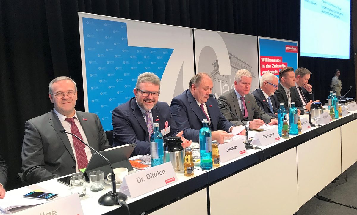 Einstimmig in seinem Amt bestätigt und damit für seine engagierte Arbeit belohnt: HWK-Präsident Thomas Zimmer bei der heutigen Vollversammlung des ZDH (13. Dezember 2019), bei der er als ZDH-Vizepräsident bestätigt wurde. Einstimmig in seinem Amt bestätigt und damit für seine engagierte Arbeit belohnt: HWK-Präsident Thomas Zimmer bei der heutigen Vollversammlung des ZDH (13. Dezember 2019), bei der er als ZDH-Vizepräsident bestätigt wurde.