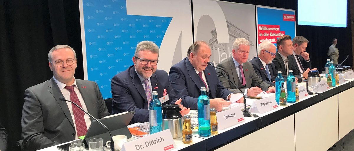Einstimmig in seinem Amt bestätigt und damit für seine engagierte Arbeit belohnt: HWK-Präsident Thomas Zimmer bei der heutigen Vollversammlung des ZDH (13. Dezember 2019), bei der er als ZDH-Vizepräsident bestätigt wurde. Einstimmig in seinem Amt bestätigt und damit für seine engagierte Arbeit belohnt: HWK-Präsident Thomas Zimmer bei der heutigen Vollversammlung des ZDH (13. Dezember 2019), bei der er als ZDH-Vizepräsident bestätigt wurde.