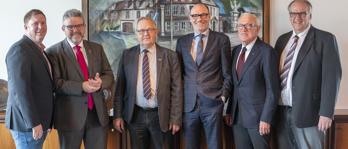 Zogen bei der Mitgliederversammlung eine positive Bilanz. Von links Jens Beland, HWK-Präsident Thomas Zimmer, Peter Engelbrecht, der Vorstandsvorsitzende des Münchener Vereins, Dr. Rainer Reitzler, Horst Eggers und Reinhardt Bauer. Zogen bei der Mitgliederversammlung eine positive Bilanz. Von links Jens Beland, HWK-Präsident Thomas Zimmer, Peter Engelbrecht, der Vorstandsvorsitzende des Münchener Vereins, Dr. Rainer Reitzler, Horst Eggers und Reinhardt Bauer.