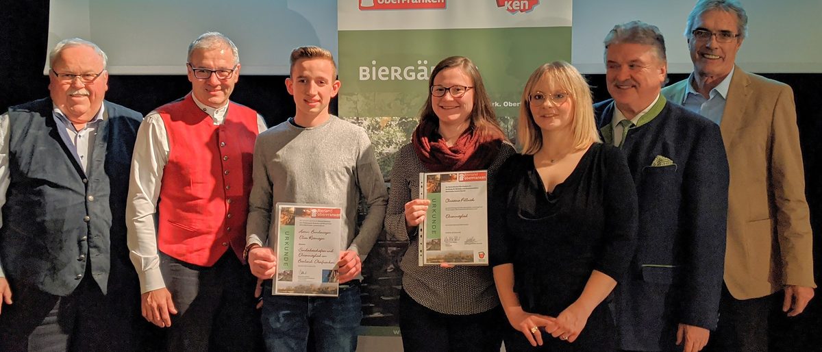 Bei der Jahresversammlung des Vereins Bierland Oberfranken wurden Franz Streit (links), Elias Rittmayer und Oberfrankens Bierkönigin Christina Pollnick (3. und 4. von links) zu neuen Ehrenmitgliedern und Sonderbotschaftern ernannt. Es gratulierten Dr. Bernd Sauer von der HWK für Oberfranken und die die Vorstandsmitglieder Landrat Dr. Klaus Peter Söllner und Gisela Hansen (von rechts). Bei der Jahresversammlung des Vereins Bierland Oberfranken wurden Franz Streit (links), Elias Rittmayer und Oberfrankens Bierkönigin Christina Pollnick (3. und 4. von links) zu neuen Ehrenmitgliedern und Sonderbotschaftern ernannt. Es gratulierten Dr. Bernd Sauer von der HWK für Oberfranken und die die Vorstandsmitglieder Landrat Dr. Klaus Peter Söllner und Gisela Hansen (von rechts).