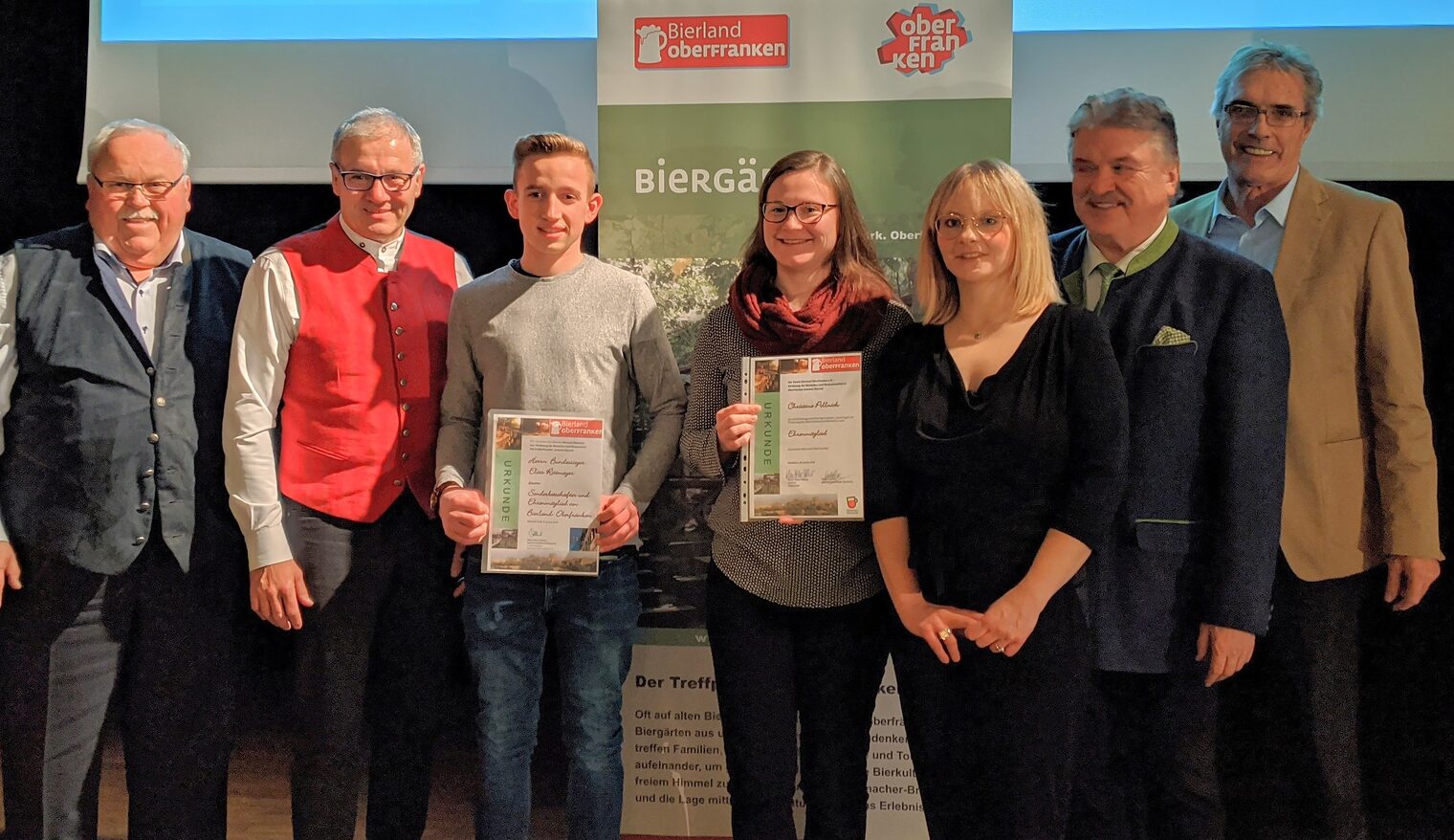 Bei der Jahresversammlung des Vereins Bierland Oberfranken wurden Franz Streit (links), Elias Rittmayer und Oberfrankens Bierkönigin Christina Pollnick (3. und 4. von links) zu neuen Ehrenmitgliedern und Sonderbotschaftern ernannt. Es gratulierten Dr. Bernd Sauer von der HWK für Oberfranken und die die Vorstandsmitglieder Landrat Dr. Klaus Peter Söllner und Gisela Hansen (von rechts).