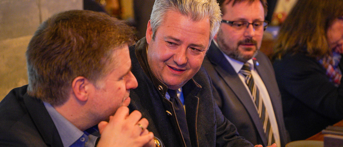 Über die Themen des Handwerks informieren und miteinander ins Gespräch kommen: das ist das Anliegen, das die HWK für Oberfranken mit ihrem Jahrespressegespräch verfolgt. Hier tauschen sich Matthias Litzlfelder (Mediengruppe Oberfranken) und die HWK-Vizepräsidenten Matthias Graßmann und Harald Sattler (von links) aus. Über die Themen des Handwerks informieren und miteinander ins Gespräch kommen: das ist das Anliegen, das die HWK für Oberfranken mit ihrem Jahrespressegespräch verfolgt. Hier tauschen sich Matthias Litzlfelder (Mediengruppe Oberfranken) und die HWK-Vizepräsidenten Matthias Graßmann und Harald Sattler (von links) aus.