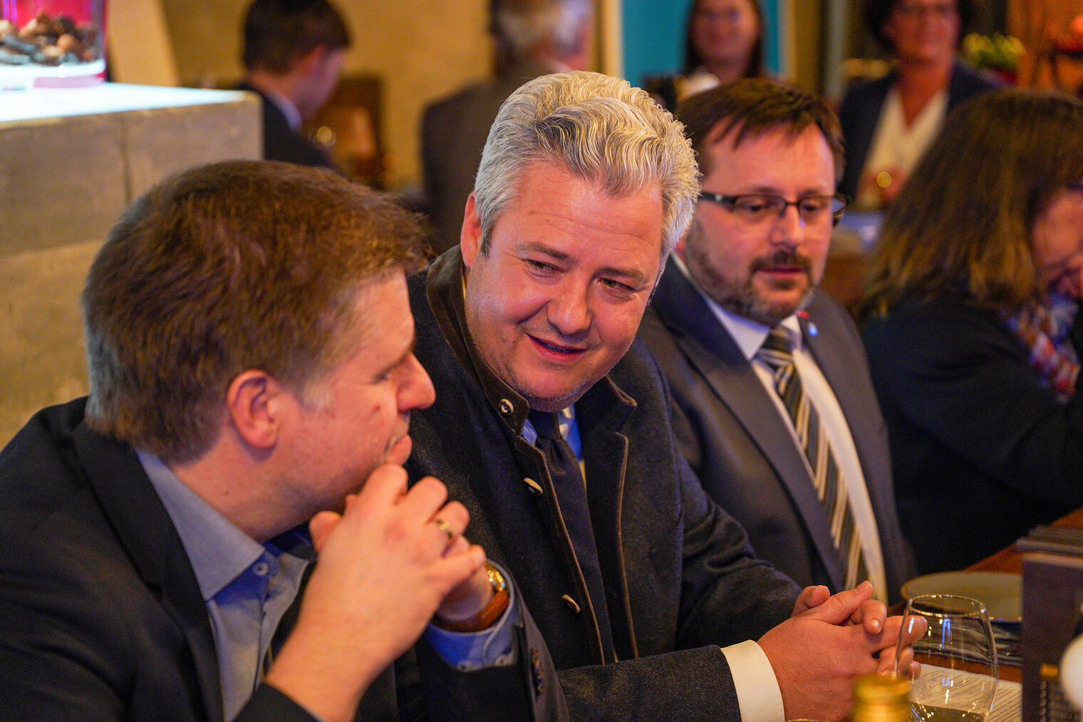Über die Themen des Handwerks informieren und miteinander ins Gespräch kommen: das ist das Anliegen, das die HWK für Oberfranken mit ihrem Jahrespressegespräch verfolgt. Hier tauschen sich Matthias Litzlfelder (Mediengruppe Oberfranken) und die HWK-Vizepräsidenten Matthias Graßmann und Harald Sattler (von links) aus.