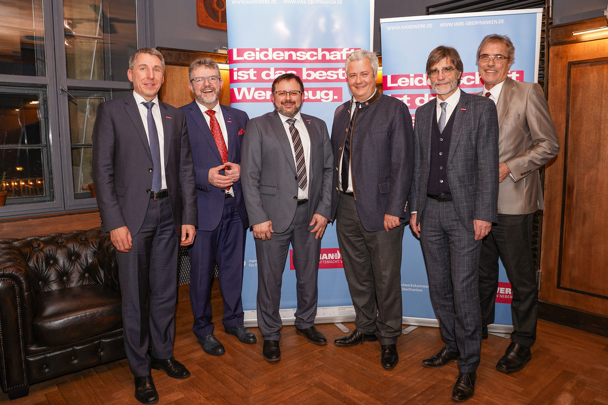 Präsentierten den oberfränkischen Medienvertretern die Themen des Handwerks: Geschäftsführer Rainer Beck, Präsident Thomas Zimmer, die beiden Vizepräsidenten Harald Sattler und Matthias Graßmann, Hauptgeschäftsführer Thomas Koller und Geschäftsführer Dr. Bernd Sauer (von links). Präsentierten den oberfränkischen Medienvertretern die Themen des Handwerks: Geschäftsführer Rainer Beck, Präsident Thomas Zimmer, die beiden Vizepräsidenten Harald Sattler und Matthias Graßmann, Hauptgeschäftsführer Thomas Koller und Geschäftsführer Dr. Bernd Sauer (von links).