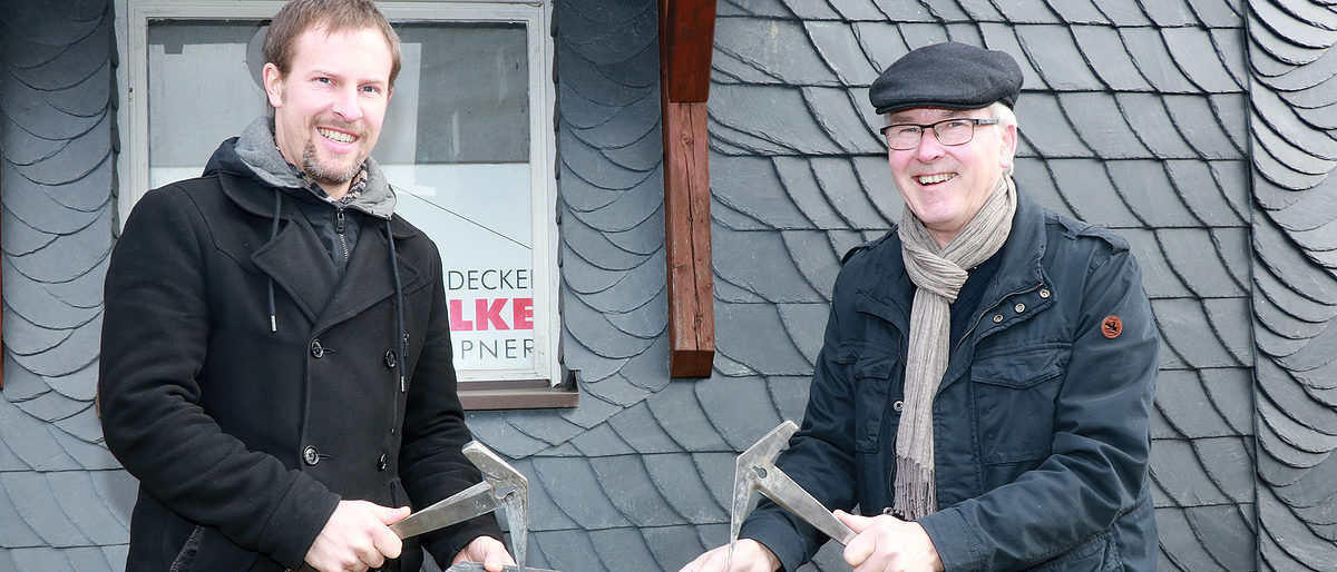 Alexander und Friedrich Gölkel (von links) sind sich einig darüber, wie ihre Dachdeckerei geführt wird. Für 2021 ist die Betriebsübernahme vom Vater zum Sohn angedacht. Alexander und Friedrich Gölkel (von links) sind sich einig darüber, wie ihre Dachdeckerei geführt wird. Für 2021 ist die Betriebsübernahme vom Vater zum Sohn angedacht.