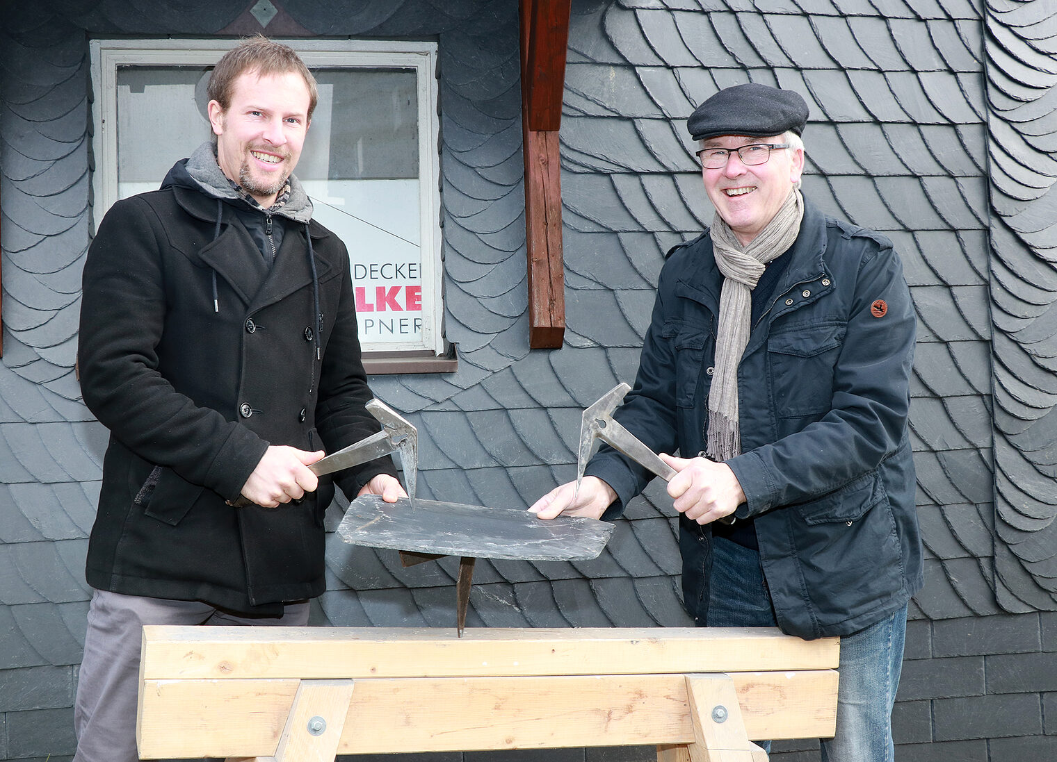 Alexander und Friedrich Gölkel (von links) sind sich einig darüber, wie ihre Dachdeckerei geführt wird. Für 2021 ist die Betriebsübernahme vom Vater zum Sohn angedacht. 