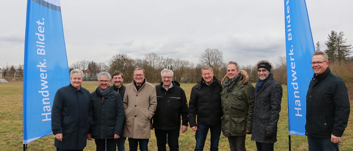 Engagieren sich gemeinsam für ein starkes Handwerk in West-Oberfranken: HWK-Vizepräsident Matthias Graßmann, Bambergs Kreishandwerksmeister Manfred Amon, der stellvertretende Kreishandwerksmeister und Obermeister der Bäcker-Innung Bamberg/Forchheim, Alfred Seel, Bambergs Oberbürgermeister Andreas Starke, Peter Süß (Obermeister Glaser-Innung Oberfranken), der Obermeister der Maler- und Lackiererinnung Forchheim Stadt- und Land, Erwin Held, Hubert Reinfelder (Obermeister der Bau-Innung Bamberg), HWK-Hauptgeschäftsführer Thomas Koller und der Leiter des BTZ Bamberg, Werner Herold (von links). Engagieren sich gemeinsam für ein starkes Handwerk in West-Oberfranken: HWK-Vizepräsident Matthias Graßmann, Bambergs Kreishandwerksmeister Manfred Amon, der stellvertretende Kreishandwerksmeister und Obermeister der Bäcker-Innung Bamberg/Forchheim, Alfred Seel, Bambergs Oberbürgermeister Andreas Starke, Peter Süß (Obermeister Glaser-Innung Oberfranken), der Obermeister der Maler- und Lackiererinnung Forchheim Stadt- und Land, Erwin Held, Hubert Reinfelder (Obermeister der Bau-Innung Bamberg), HWK-Hauptgeschäftsführer Thomas Koller und der Leiter des BTZ Bamberg, Werner Herold (von links).