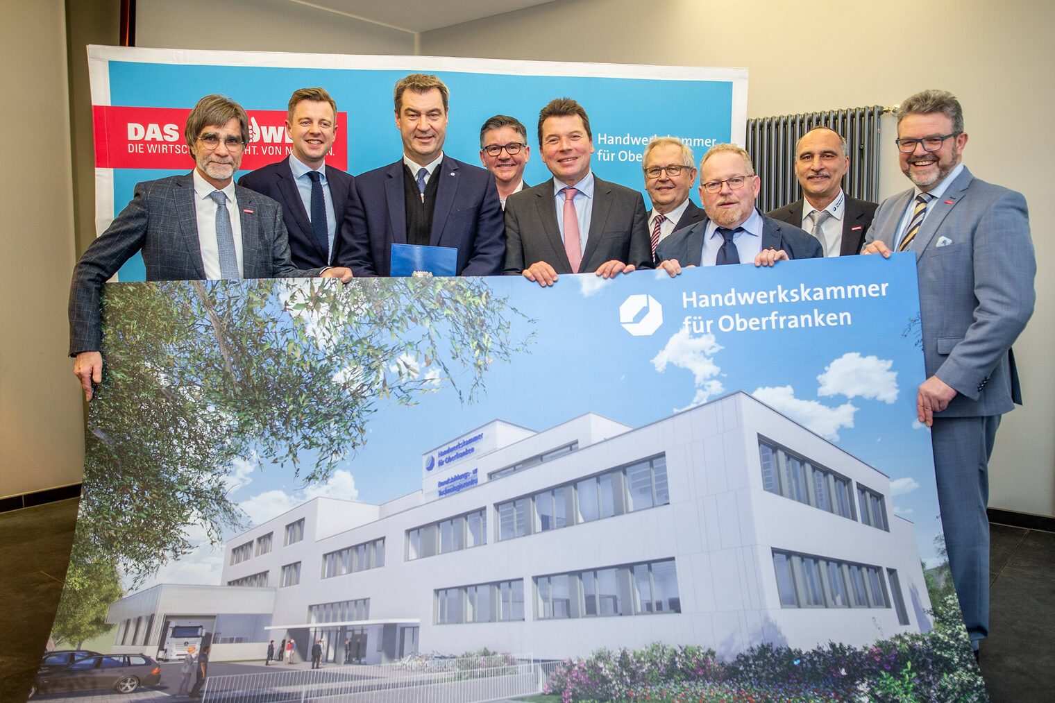 Freude über den Startschuss für die Investition am BTZ Hof. Von links HWK-Hauptgeschäftsführer Thomas Koller, der Hofer Landrat Dr. Oliver Bär, Ministerpräsident Dr. Markus Söder, Kreishandwerksmeister Christian Herpich aus Hof, der Hofer OB Dr. Harald Fichtner, Kreishandwerksmeister Peter Engelbrecht aus Bayreuth, MdL Klaus Adelt, der Hofer BTZ-Leiter Adolf Waschke und HWK-Präsident Thomas Zimmer.