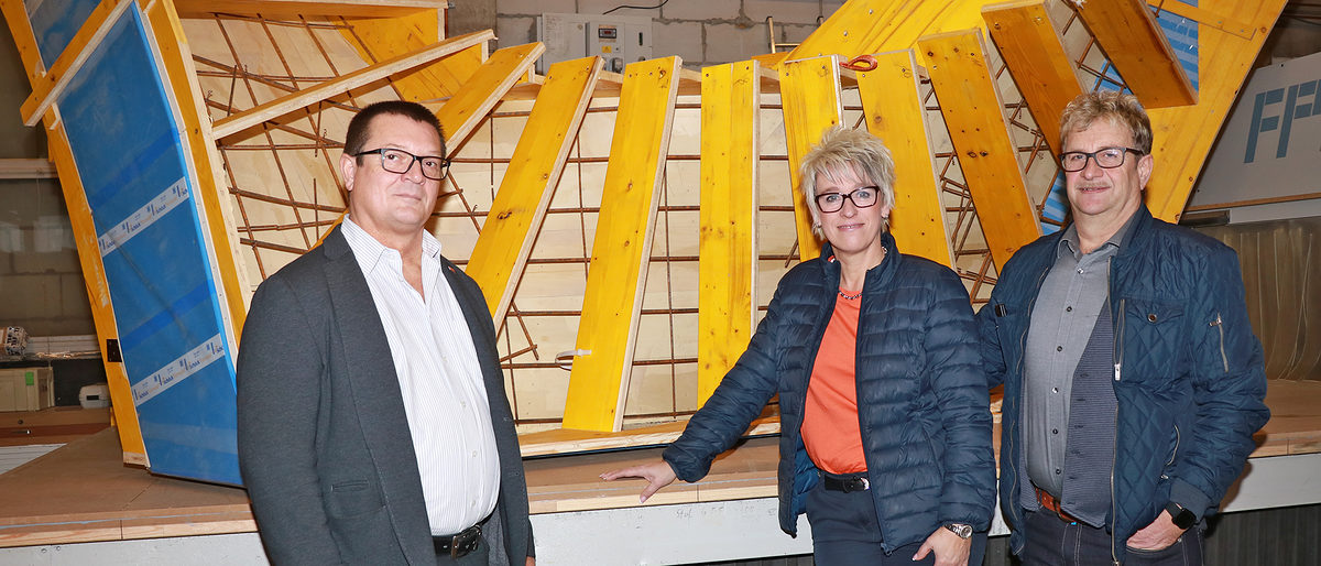In der Betriebshalle in Einzelteilen produziert und fertig montiert wartet eine Treppenschalung auf den Transport zur Baustelle. In der Betriebshalle in Einzelteilen produziert und fertig montiert wartet eine Treppenschalung auf den Transport zur Baustelle.