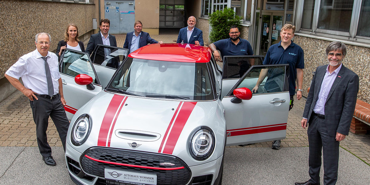 Freuten sich über den sportlichen ¿Neuzugang¿ in der Kfz-Werkstatt. Von rechts HWK-Hauptgeschäftsführer Thomas Koller, die beiden Kfz-Ausbildungsmeister Stefan Korzendorfer-Eisenhut und Martin Geßlein, Frank Köcke (BMW Group), der Coburger Kreishandwerksmeister Jens Beland, Dieter Eichhorn und Margaretha Hanft (Autohaus Wormser) und der Coburger BTZ-Leiter Klaus Kainath. Freuten sich über den sportlichen ¿Neuzugang¿ in der Kfz-Werkstatt. Von rechts HWK-Hauptgeschäftsführer Thomas Koller, die beiden Kfz-Ausbildungsmeister Stefan Korzendorfer-Eisenhut und Martin Geßlein, Frank Köcke (BMW Group), der Coburger Kreishandwerksmeister Jens Beland, Dieter Eichhorn und Margaretha Hanft (Autohaus Wormser) und der Coburger BTZ-Leiter Klaus Kainath.