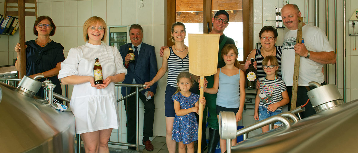 Die Spendenaktion von Bierland Oberfranken hat das Ziel erreicht, kleine, familiengeführte Brauereiwirtshäuser zu unterstützen. Als Beispiel dafür gilt die Familie Müller, die fünfte, sechste und siebte Generation des Brauerei-Gasthofes Müller in Debring (rechts), die eine Spende in Höhe von 1.000 Euro erhielt. Mit im Bild Dr. Helga Metzel, Gisela Meinel-Hansen, beide Vorstandsmitglieder von Bierland Oberfranken e.V., und der 1. Vorsitzende von Bierland Oberfranken e.V., der Kulmbacher Landrat Klaus Peter Söllner (von links). Die Spendenaktion von Bierland Oberfranken hat das Ziel erreicht, kleine, familiengeführte Brauereiwirtshäuser zu unterstützen. Als Beispiel dafür gilt die Familie Müller, die fünfte, sechste und siebte Generation des Brauerei-Gasthofes Müller in Debring (rechts), die eine Spende in Höhe von 1.000 Euro erhielt. Mit im Bild Dr. Helga Metzel, Gisela Meinel-Hansen, beide Vorstandsmitglieder von Bierland Oberfranken e.V., und der 1. Vorsitzende von Bierland Oberfranken e.V., der Kulmbacher Landrat Klaus Peter Söllner (von links).