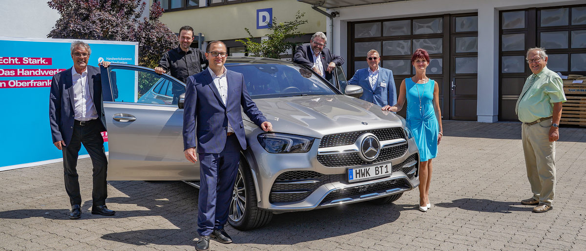 Freuten sich über den Neuzugang in der Kfz-Lehrwerkstatt (von links): HWK-Geschäftsführer Dr. Bernd Sauer, Thomas Großmann, Leiter Service Pkw bei Auto-Scholz, Nikolai Straub-Hansen, Verkaufsleiter Gebrauchtwagen bei der Auto Scholz GmbH, HWK-Präsident Thomas Zimmer, Wolfgang Wich, Leiter Fachbereich Kfz Oberfranken der HWK, Alexandra Reuther, Leiterin des BTZ Bayreuth und der Bayreuther Kreishandwerksmeister Peter Engelbrecht. Freuten sich über den Neuzugang in der Kfz-Lehrwerkstatt (von links): HWK-Geschäftsführer Dr. Bernd Sauer, Thomas Großmann, Leiter Service Pkw bei Auto-Scholz, Nikolai Straub-Hansen, Verkaufsleiter Gebrauchtwagen bei der Auto Scholz GmbH, HWK-Präsident Thomas Zimmer, Wolfgang Wich, Leiter Fachbereich Kfz Oberfranken der HWK, Alexandra Reuther, Leiterin des BTZ Bayreuth und der Bayreuther Kreishandwerksmeister Peter Engelbrecht.