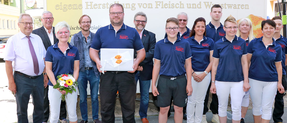 Freuten sich riesig über den Titel "Lieblingsmetzgerei": Die Inhaber der Metzgerei Leipold, Jeanette und Rainer Maisel, zusammen mit ihrem Team (vorne von links). Zu dem Erfolg gratulierten (hinten von links) der Bayreuther Kreishandwerksmeister Peter Engelbrecht, 2. Bürgermeister der Stadt Bad Berneck, Robert Fischer, Norbert Heimbeck, Geschäftsführer des Vereins Genussregion Oberfranken e.V., sowie Thomas Zimmer, Präsident der Handwerkskammer für Oberfranken. Freuten sich riesig über den Titel "Lieblingsmetzgerei": Die Inhaber der Metzgerei Leipold, Jeanette und Rainer Maisel, zusammen mit ihrem Team (vorne von links). Zu dem Erfolg gratulierten (hinten von links) der Bayreuther Kreishandwerksmeister Peter Engelbrecht, 2. Bürgermeister der Stadt Bad Berneck, Robert Fischer, Norbert Heimbeck, Geschäftsführer des Vereins Genussregion Oberfranken e.V., sowie Thomas Zimmer, Präsident der Handwerkskammer für Oberfranken.