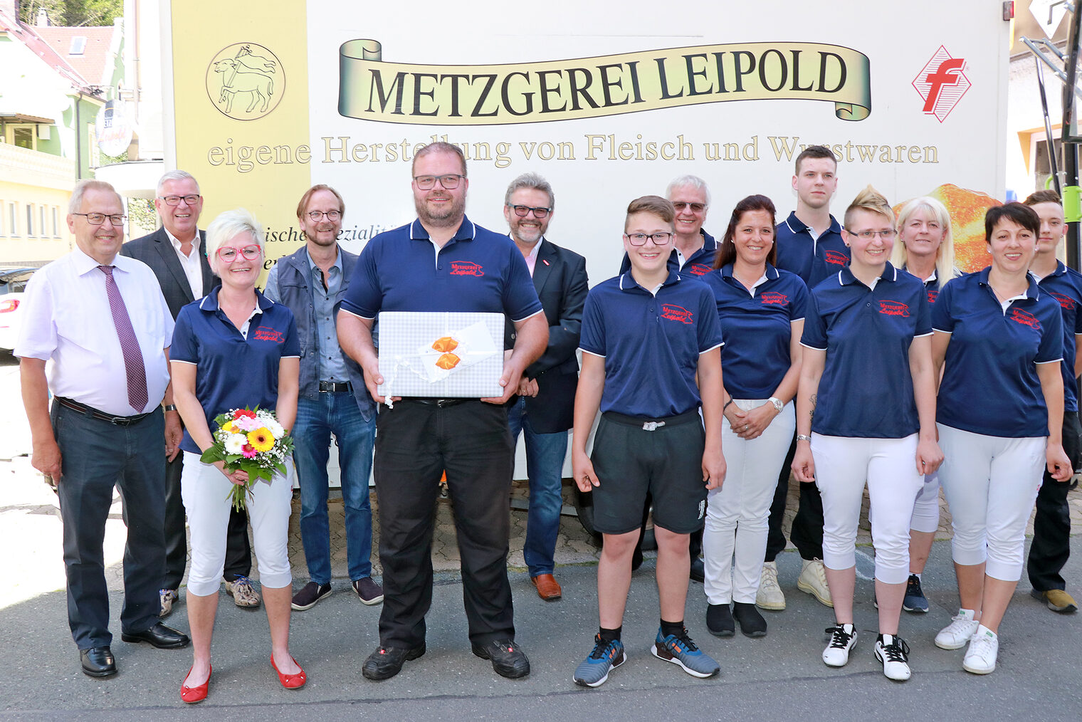 Freuten sich riesig über den Titel "Lieblingsmetzgerei": Die Inhaber der Metzgerei Leipold, Jeanette und Rainer Maisel, zusammen mit ihrem Team (vorne von links). Zu dem Erfolg gratulierten (hinten von links) der Bayreuther Kreishandwerksmeister Peter Engelbrecht, 2. Bürgermeister der Stadt Bad Berneck, Robert Fischer, Norbert Heimbeck, Geschäftsführer des Vereins Genussregion Oberfranken e.V., sowie Thomas Zimmer, Präsident der Handwerkskammer für Oberfranken.