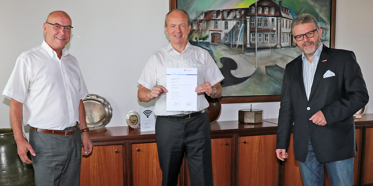 Der neue Sachverständige für das Fleischerhandwerk: Hermann Jakob aus Mainleus (Mitte), zusammen mit HWK-Präsident Thomas Zimmer und Dr. jur. Hans-Karl Bauer. Der neue Sachverständige für das Fleischerhandwerk: Hermann Jakob aus Mainleus (Mitte), zusammen mit HWK-Präsident Thomas Zimmer und Dr. jur. Hans-Karl Bauer.