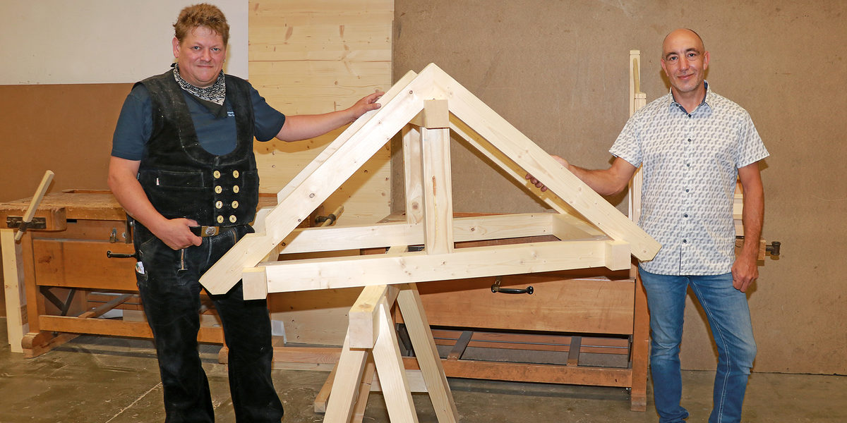 Zusammen mit Ausbildungsmeister Bernd Vogel blickte Josef Wirtz (rechts) in die Lehrwerkstätten der Handwerkskammer für Oberfranken, um zu sehen, was ihn am ersten Ausbildungstag erwartet. Zusammen mit Ausbildungsmeister Bernd Vogel blickte Josef Wirtz (rechts) in die Lehrwerkstätten der Handwerkskammer für Oberfranken, um zu sehen, was ihn am ersten Ausbildungstag erwartet.