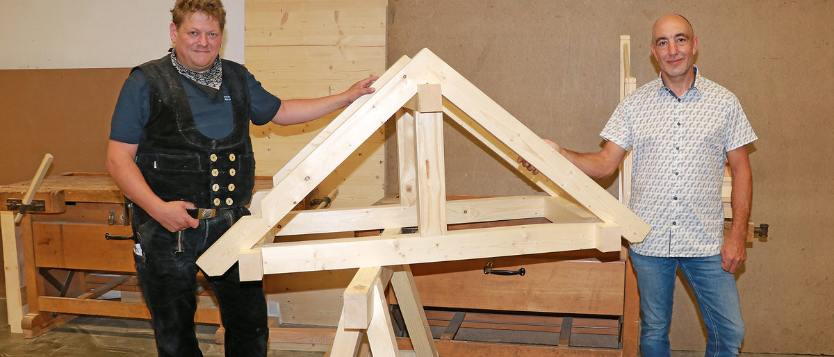 Zusammen mit Ausbildungsmeister Bernd Vogel blickte Josef Wirtz (rechts) in die Lehrwerkstätten der Handwerkskammer für Oberfranken, um zu sehen, was ihn am ersten Ausbildungstag erwartet. Zusammen mit Ausbildungsmeister Bernd Vogel blickte Josef Wirtz (rechts) in die Lehrwerkstätten der Handwerkskammer für Oberfranken, um zu sehen, was ihn am ersten Ausbildungstag erwartet.