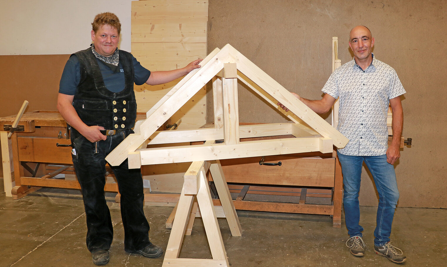 Zusammen mit Ausbildungsmeister Bernd Vogel blickte Josef Wirtz (rechts) in die Lehrwerkstätten der Handwerkskammer für Oberfranken, um zu sehen, was ihn am ersten Ausbildungstag erwartet.