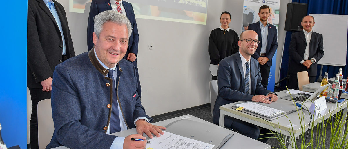 Unterschrieben den Kooperationsvertrag für den Trialen Studiengang: HWK-Vizepräsident Matthias Graßmann und Professor Dr. Patrick Lentz von der Fachhochschule des Mittelstands. Foto: Ronald Rinklef