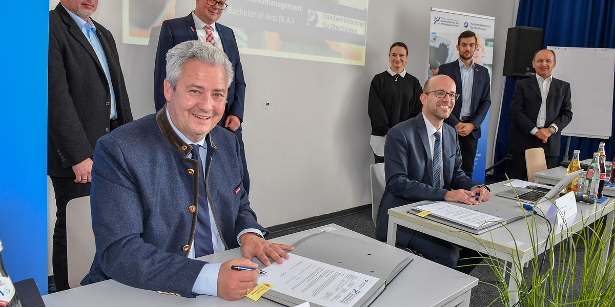Unterschrieben den Kooperationsvertrag für den Trialen Studiengang: HWK-Vizepräsident Matthias Graßmann und Professor Dr. Patrick Lentz von der Fachhochschule des Mittelstands. Foto: Ronald Rinklef