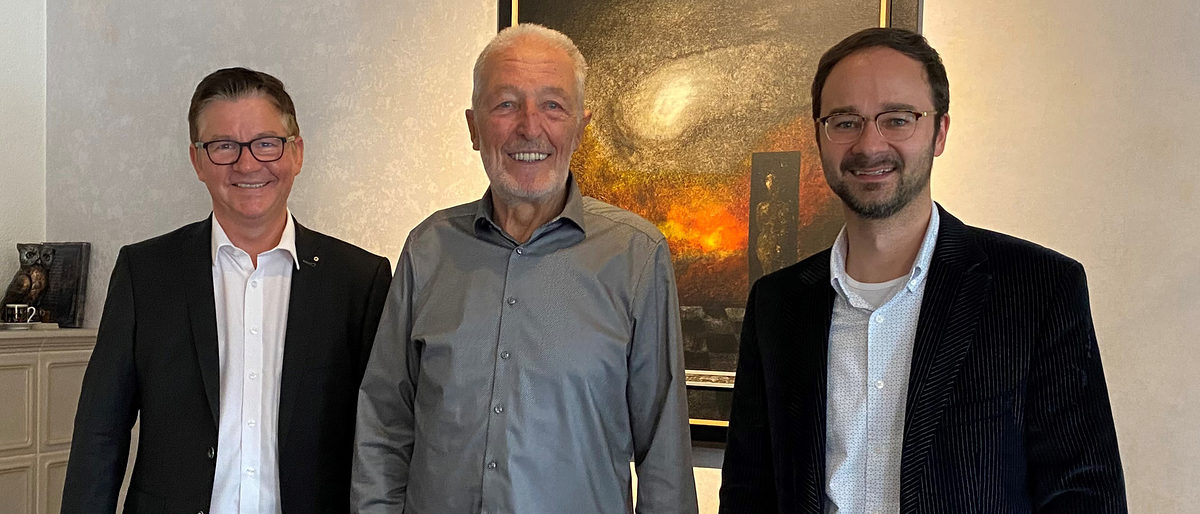 Kreishandwerksmeister Christian Herpich (links) und der Geschäftsführer der Kreishandwerkerschaft Hochfranken, Torsten Leucht (rechts), mit Jubilar Ernst Schneider. Kreishandwerksmeister Christian Herpich (links) und der Geschäftsführer der Kreishandwerkerschaft Hochfranken, Torsten Leucht (rechts), mit Jubilar Ernst Schneider.