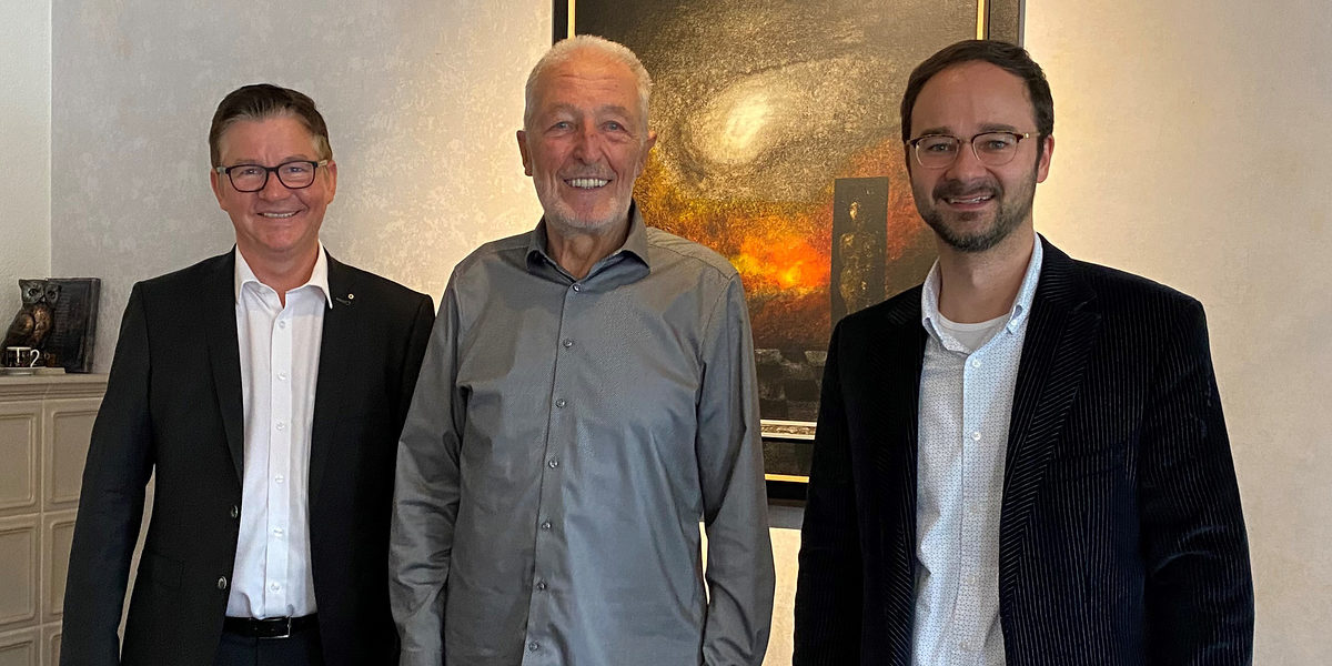 Kreishandwerksmeister Christian Herpich (links) und der Geschäftsführer der Kreishandwerkerschaft Hochfranken, Torsten Leucht (rechts), mit Jubilar Ernst Schneider. Kreishandwerksmeister Christian Herpich (links) und der Geschäftsführer der Kreishandwerkerschaft Hochfranken, Torsten Leucht (rechts), mit Jubilar Ernst Schneider.