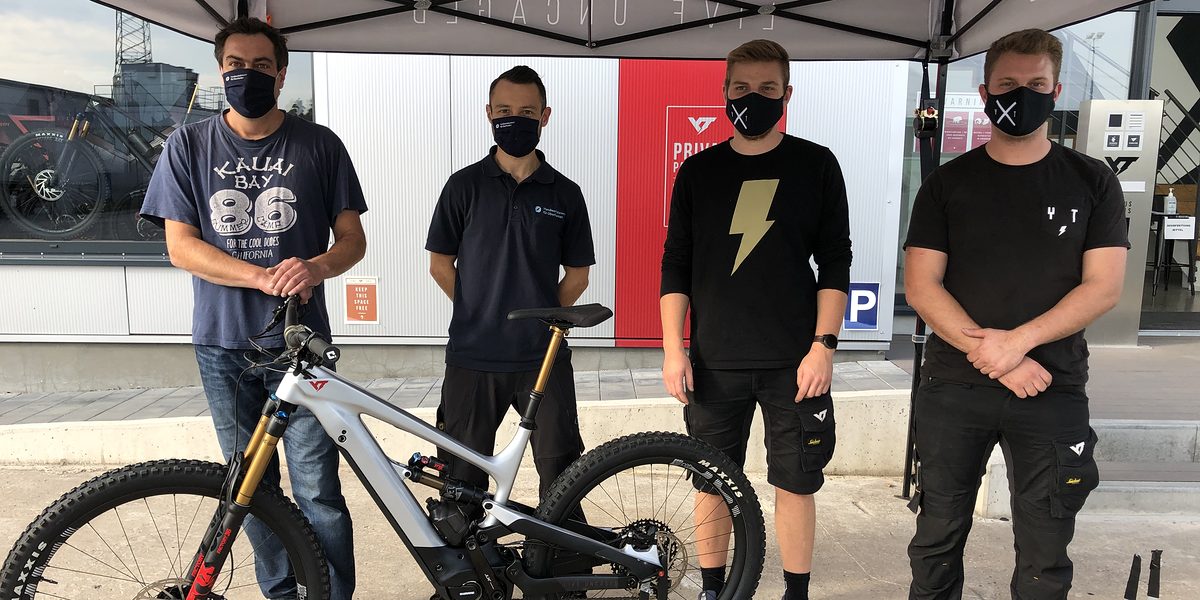 Die Ausbildungsmeister des Bereichs Kfz am BTZ Bamberg, Heiko Butz und Matthias Motschenbacher, freuen sich über das leistungsstarke E-Mountainbike, das YT Industries aus Hausen (Forchheim, hier mit Robert Post und Julian Sinning) für Schulungszwecke gespendet hat. Die Ausbildungsmeister des Bereichs Kfz am BTZ Bamberg, Heiko Butz und Matthias Motschenbacher, freuen sich über das leistungsstarke E-Mountainbike, das YT Industries aus Hausen (Forchheim, hier mit Robert Post und Julian Sinning) für Schulungszwecke gespendet hat.