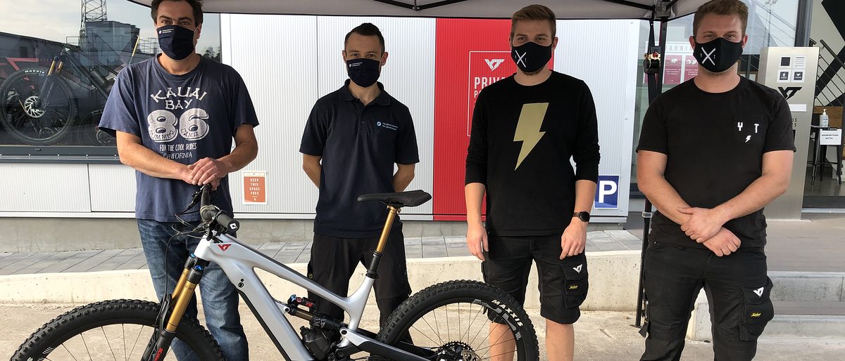 Die Ausbildungsmeister des Bereichs Kfz am BTZ Bamberg, Heiko Butz und Matthias Motschenbacher, freuen sich über das leistungsstarke E-Mountainbike, das YT Industries aus Hausen (Forchheim, hier mit Robert Post und Julian Sinning) für Schulungszwecke gespendet hat. Die Ausbildungsmeister des Bereichs Kfz am BTZ Bamberg, Heiko Butz und Matthias Motschenbacher, freuen sich über das leistungsstarke E-Mountainbike, das YT Industries aus Hausen (Forchheim, hier mit Robert Post und Julian Sinning) für Schulungszwecke gespendet hat.
